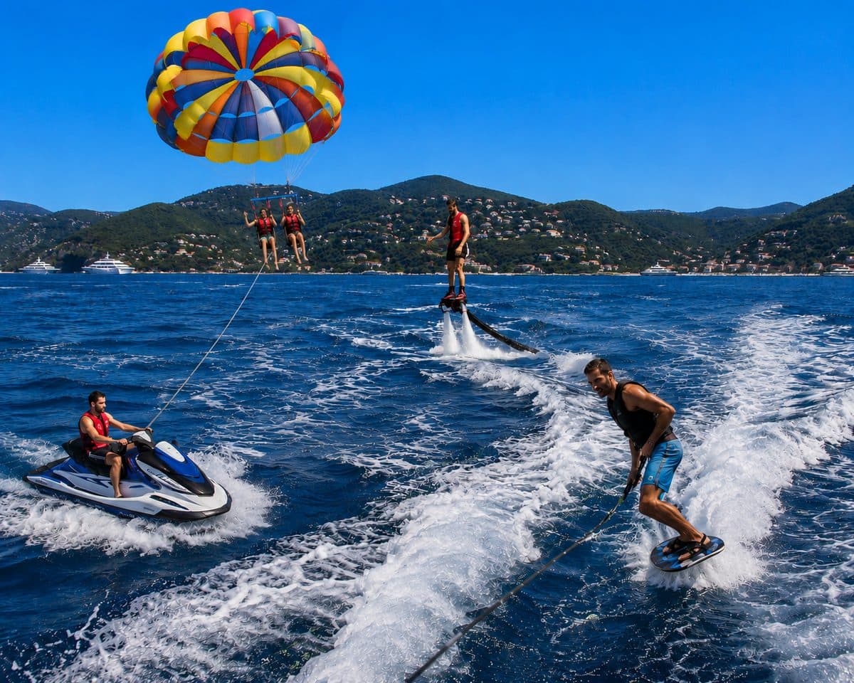Parachute ascensionnel, flyboard, wakeboard et jet ski en même temps sur la mer