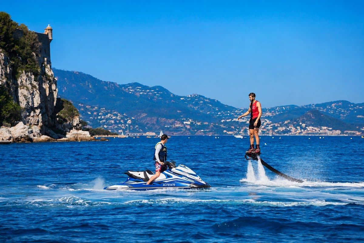 Flyboard au-dessus de la mer, propulsé par un jet ski
