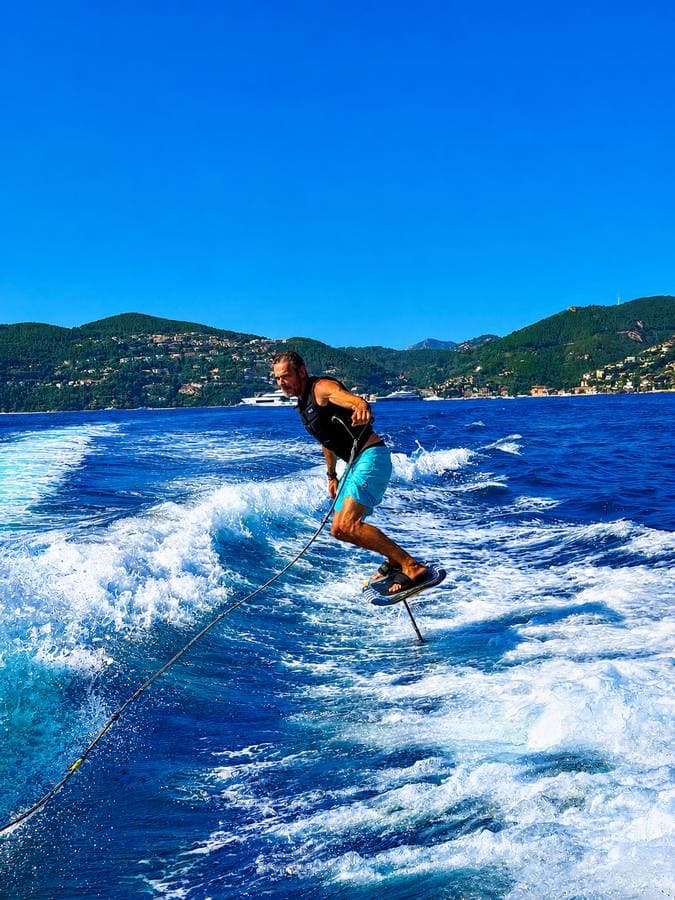 Ski nautique tracté sur la mer